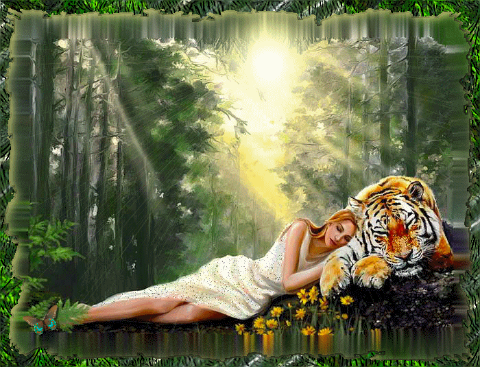 Кабан спит в лесу на зеленом фоне