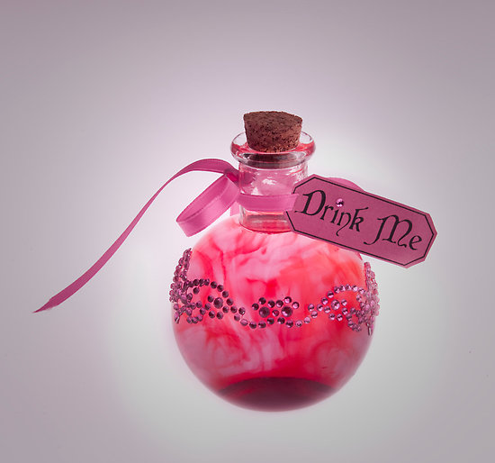 Фото Розовая бутылочка с биркой 'Drink me' / 'Выпей меня'