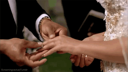 Фото Жених надевает кольцо невесте на палец