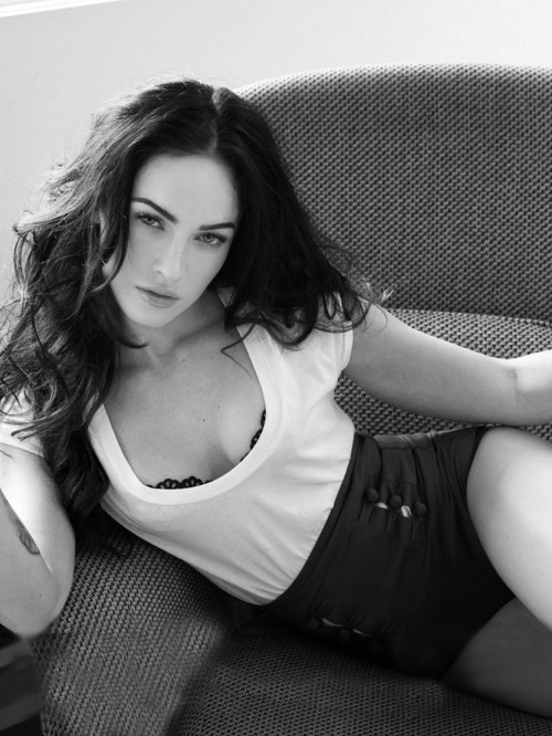 Фото Меган Фокс / Megan Fox в кресле