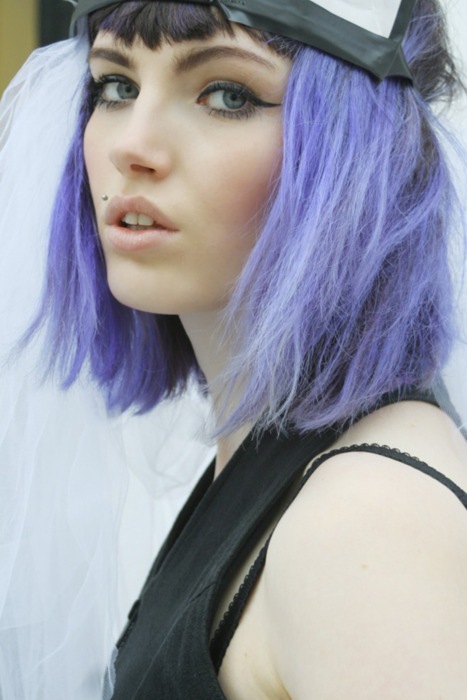 Фото Девушка с фиолетовыми волосами