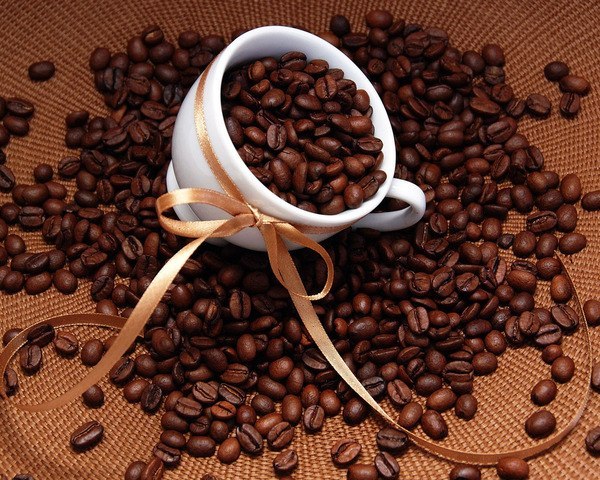 Фото Чашка с кофейными зернами, обвязанная бантиком