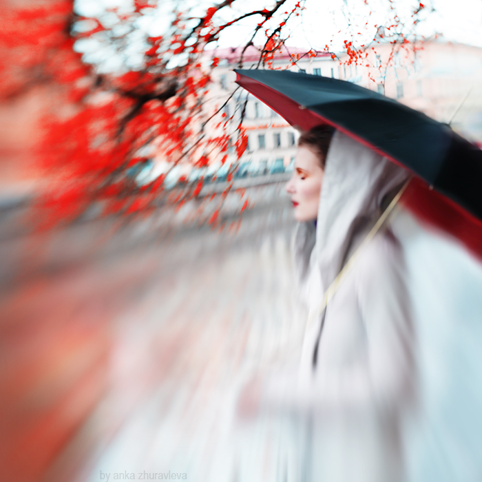 Фото Девушка, с чёрно-красным зонтиком, прикрыв глаза стоит под дождём. Фотограф Anka Zhuravleva