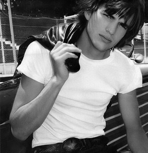 Фото Американский актер Эштон Катчер /  Ashton Kutcher с перекинутой через плечо курткой