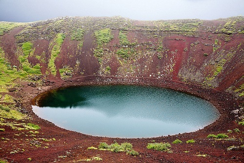 Фото Горное озеро в виде ровного овала