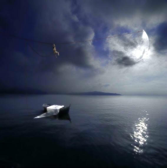 Фото Человек карабкается по верёвке к луне. Фотохудожник Алистер Маньяльдо / Alastair Magnaldo