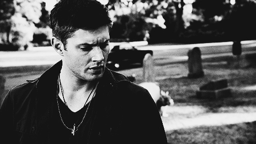 Фото Дженсен Эклз (Jensen Ackles) в роли Дина Винчестера (Dean Winchester), уходящего с кладбища - сериал 'Сверхъестественное / Supernatural'