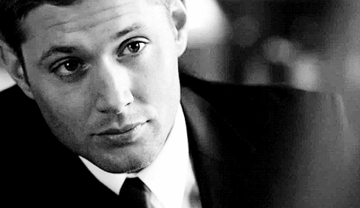 Фото Дженсен Эклз (Jensen Ackles) в роли подмигнувшего Дина Винчестера (Dean Winchester) - сериал 'Сверхъестественное / Supernatural'