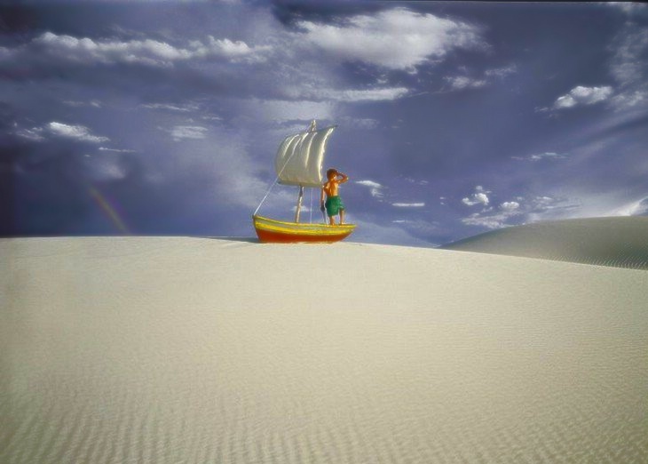 Фото Мальчик в лодке посреди пустыни
