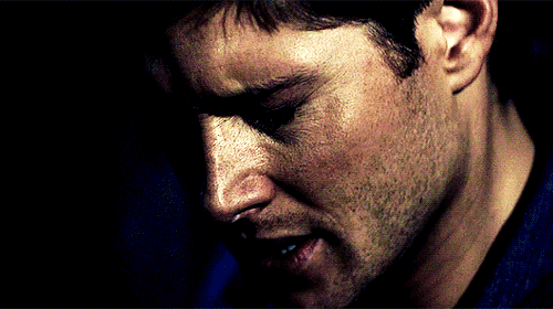 Фото Дженсен Эклз (Jensen Ackles) в роли Дина Винчестера (Dean Winchester), испытывающего боль - сериал 'Сверхъестественное / Supernatural'