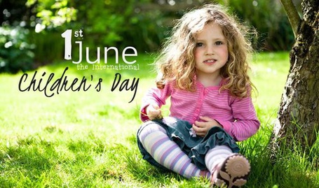 Фото Девочка сидит на траве (1st June the International Children's Day / 1 июня - Международный день защиты детей)