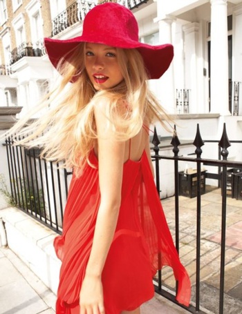 Девушка в красной шляпе фото