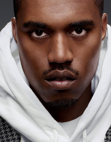 Фото Американский рэпер Канье Уэст / Kanye West в белой толстовке, известные фотографы Markus Klinko & Indrani