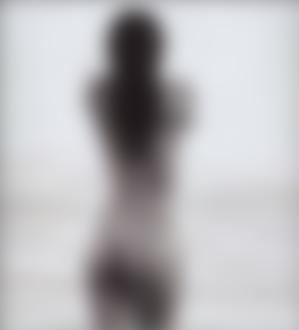 Полная длина вид сзади голая женщина стоя.