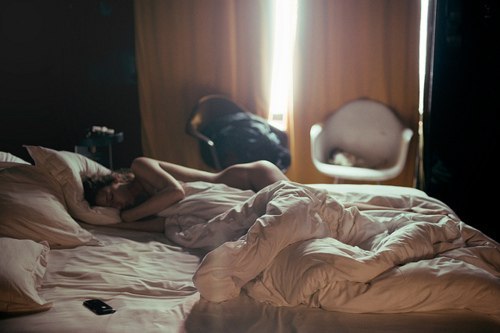 Фото Обнаженная девушка спит на кровати
