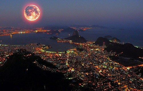 Фото Красивая луна над ночным городом
