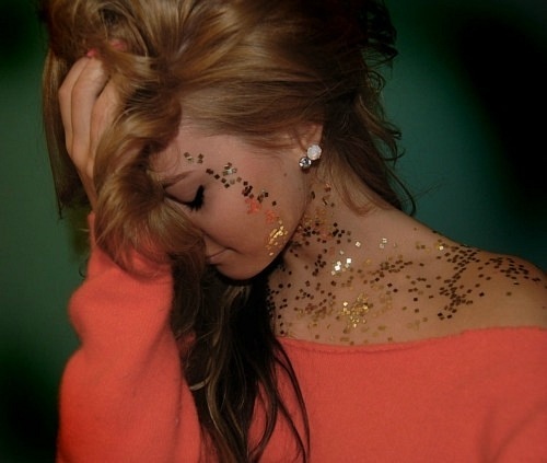 Фото Девушка с блестками на лице и шее