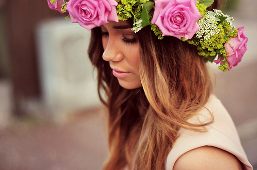 Фото Красивая девушка с венком из розовых роз на голове