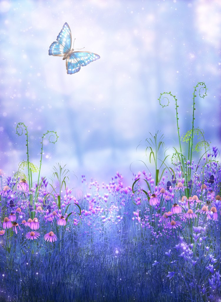 Фото Красивая голубая бабочка, летающая над розовыми цветами
