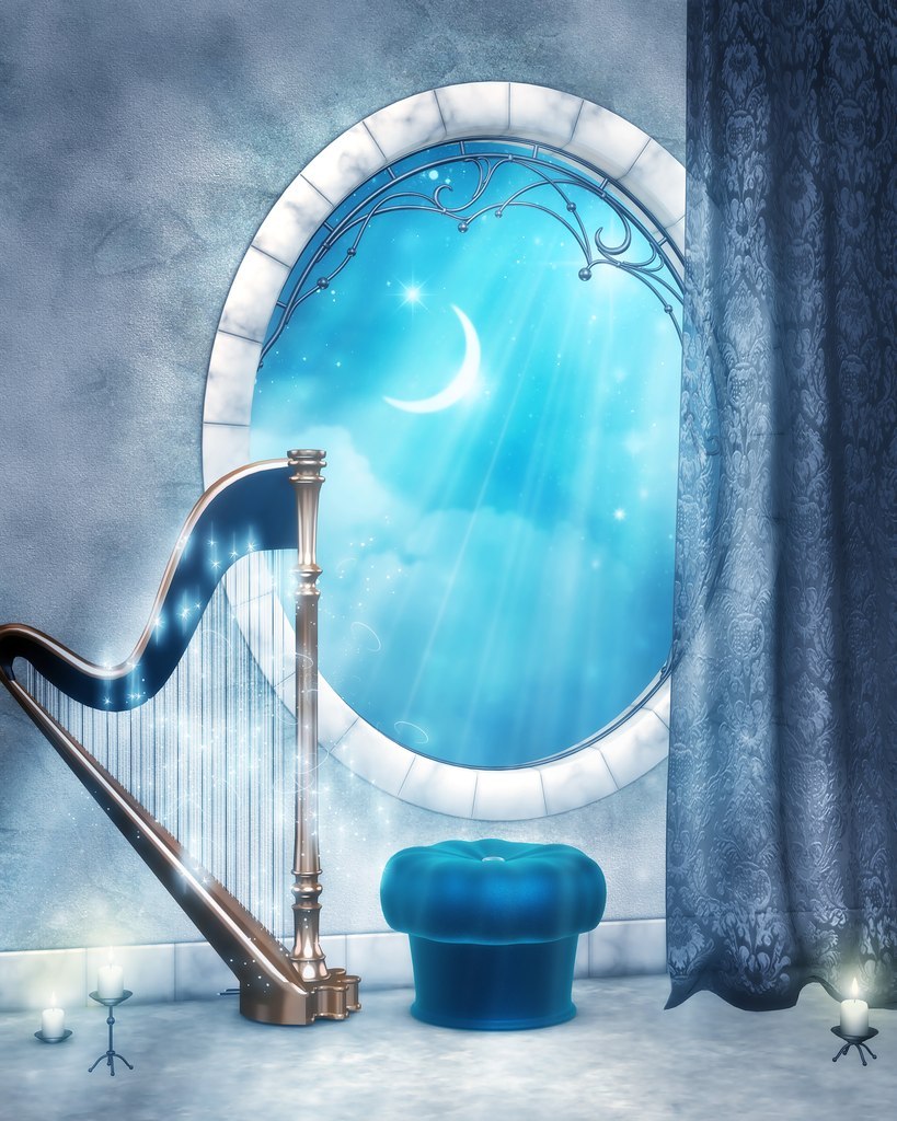 Фото Пуфик перед округлым окном, из которого открывается вид на месяц и звездное небо, и рядом стоящая арфа. На полу стоят свечи