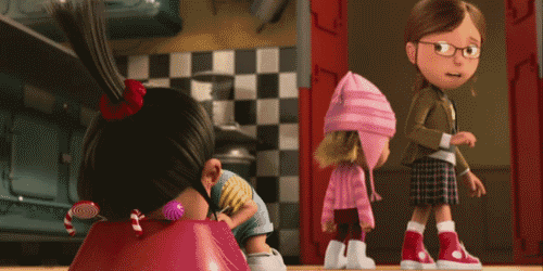 Фото Девочка кушает конфеты с миски на кухне, мультфильм ' Гадкий я / Despicable Me