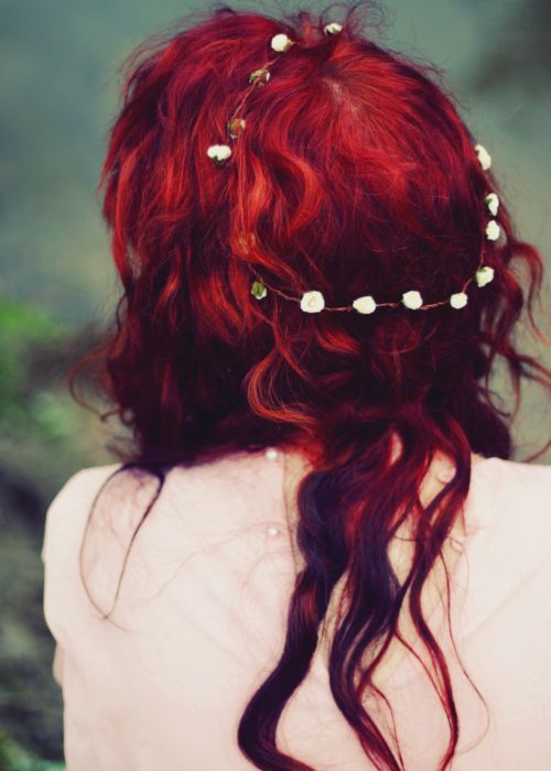 Фото Девушка с красными волосами и ободком в виде цветов на голове
