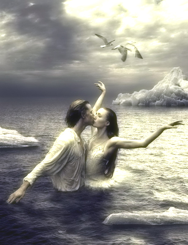 Фото Парень и девушка целуются стоя по пояс в воде