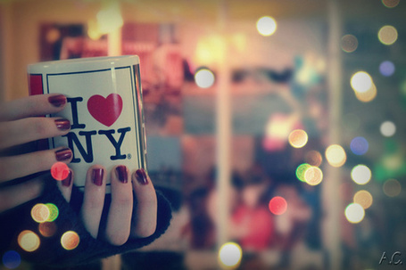 Фото Девушка держит в руках чашку с надписью 'I love NY / Я люблю Нью-Йорк'
