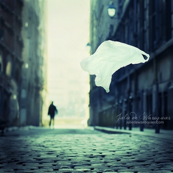 Фото По пустынной улице одиноко летит целлофановый пакет, фотограф Julie de Waroquier / Джули Де Варокьер