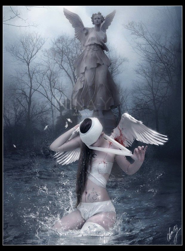 Фото Девушка ангел с окровавленными крыльями сидит в воде, над ней возвышается статуя ангела - Nina Y deviantART