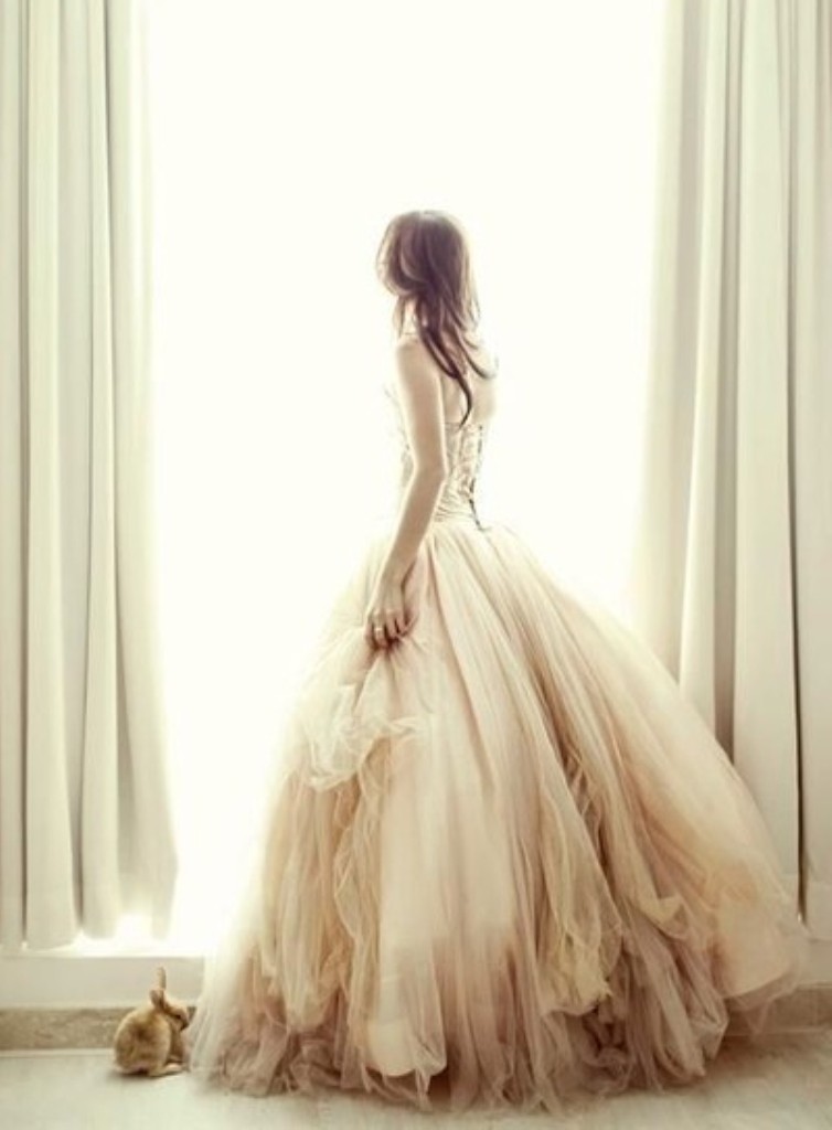 Рыжая девушка в свадебном платье со спины