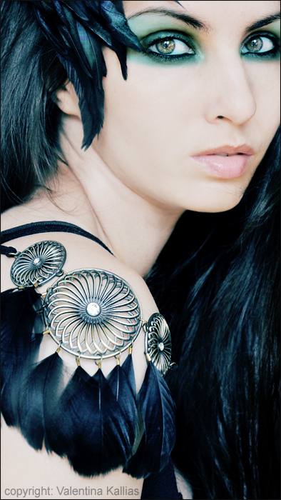 Фото Темноволосая девушка с украшениями из вороньих перьев, by Valentina Kallias