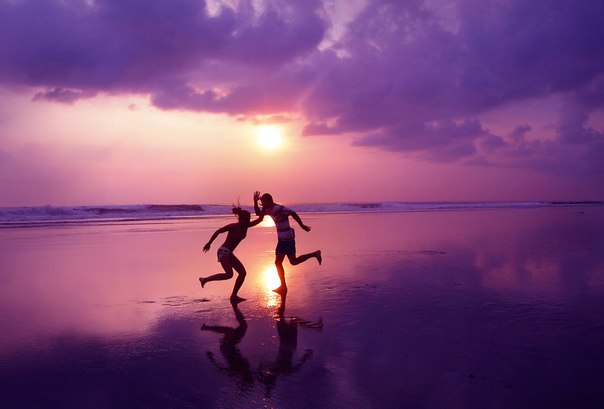 Фото Пара на берегу моря на фоне заката