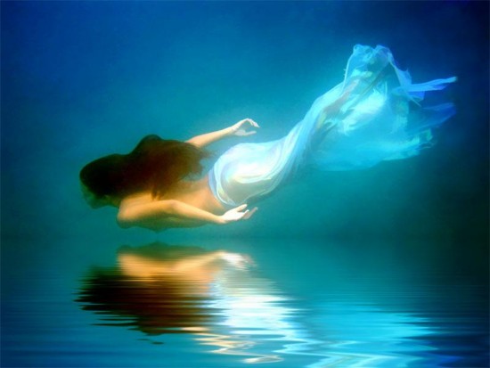 Фото Девушка парит над водой
