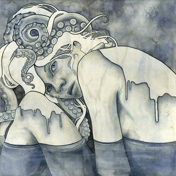 Фото Девушка с осьминогом на голове сидит в воде