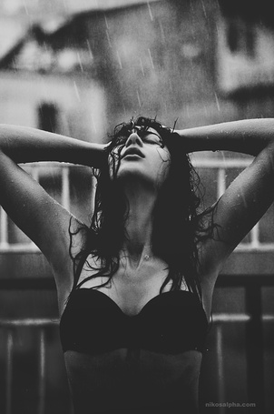 Фото Брюнетка волос куртки молодые женщины Дождь Руки Взгляд влажные
