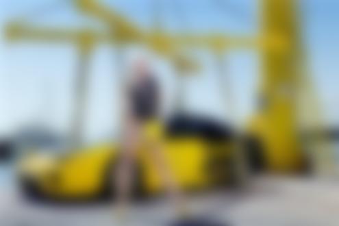 Фото Девушка в сексуальном белье возле желтой спортивной машины