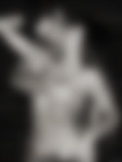 Стоковое видео категории «Премиум» — Женщина вертикально прикрывает грудь руками - средний кадр