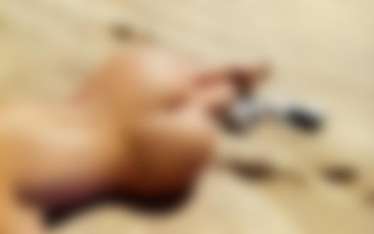 Фото Блестящие туфли на высоком каблуке рядом с голой попой девушки на пляже