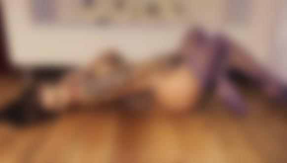 Фото Соблазнительная голая красотка Arabella Drummond / Арабелла Драммонд с татуировками на руках и на пояснице в чулках лежит на полу возле дивана (E.V.O.L.)