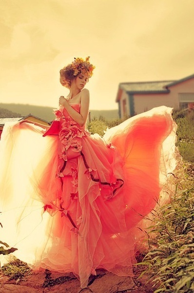 Фото Девушка в красивом алом платье с цветами в волосах