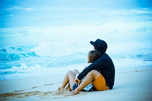 Фото Девушка с мужчиной сидят у моря