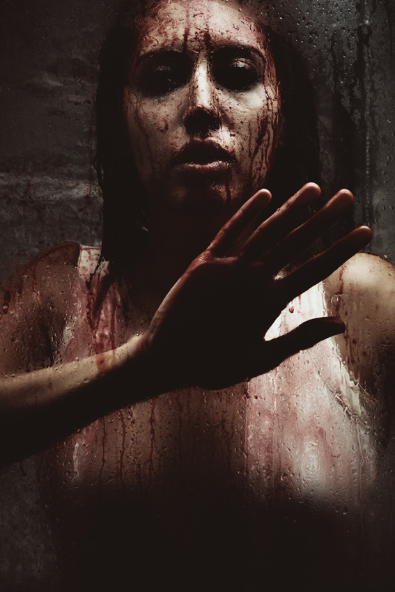 Фото Девушка испачкана кровавыми подтеками, она протирает рукой запотевшее стекло, турецкий фотограф Mehmet Turgut