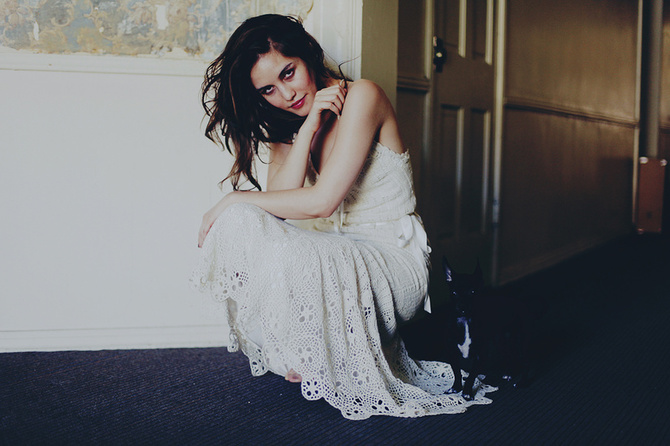 Фото Девушка в белом платье присела на корточки в пустой комнате, фотограф Ann He