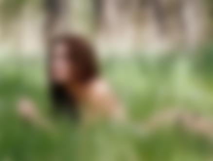 голые девушки в траве фото