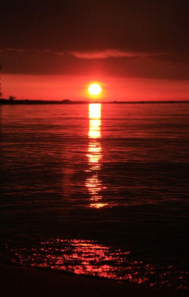 Фото Красивый красный закат над озером