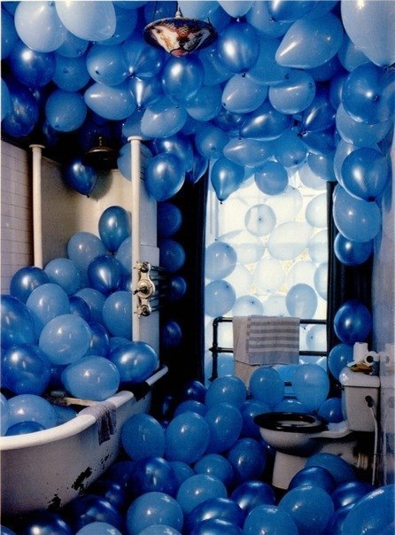 Фото Ванная комната заполнена синими, воздушными шариками