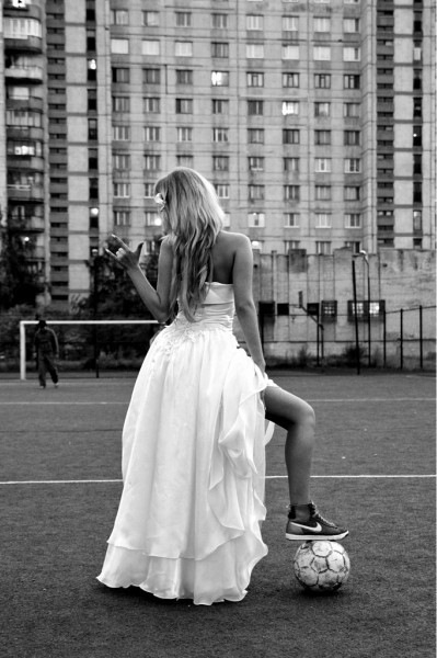 Фото Девушка в свадебном платье с мячом