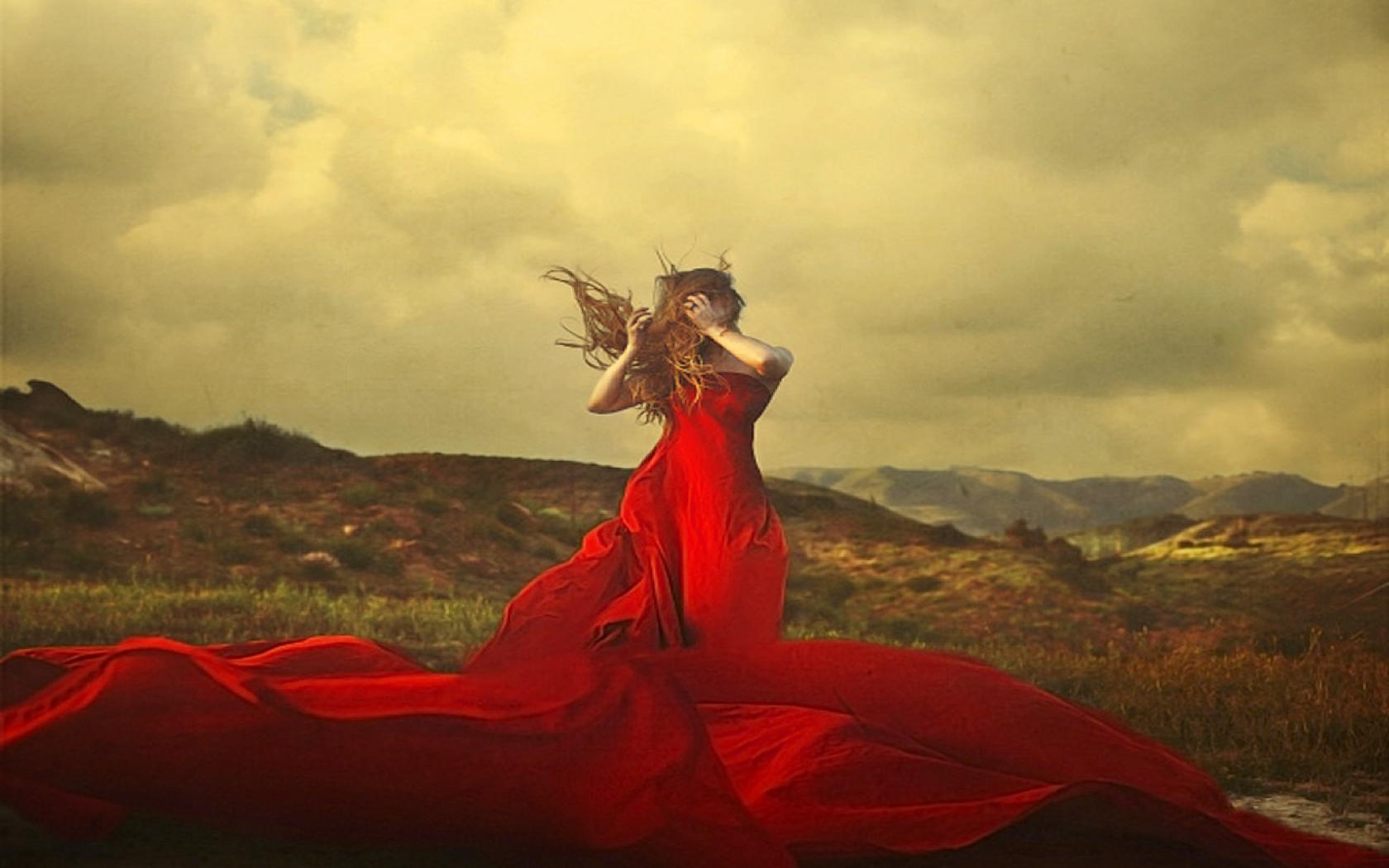Фото Девушка в поле в красном платье с пышным подолом,  фотограф Brooke Shaden / Брук Шаден