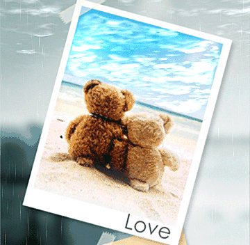 Фото Фотография на фоне дождя, где два игрушечных мишки сидят на пляже в обнимку глядя на движение облаков (love / любовь)